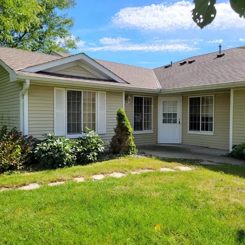 821 Greensview Ct NW, Hutchinson, MN 55350