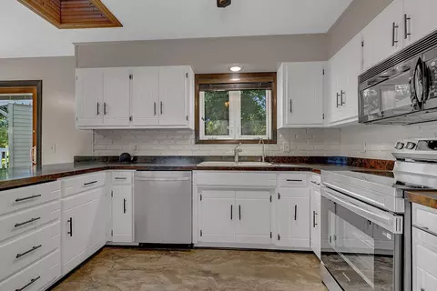Kitchen - 19071 Two Rivers Rd, Avon, MN 56310 photo 2 of 2