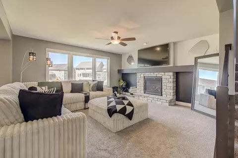 5204 Porchlight Bay Bay, Woodbury, MN 55129