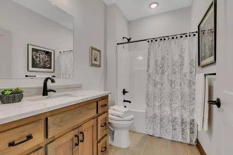 Bath - 204 57th Ave SE, Saint Cloud, MN 56304 photo 1 of 7