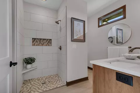 Bath - 204 57th Ave SE, Saint Cloud, MN 56304 photo 5 of 7