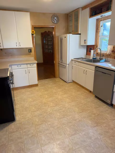 Kitchen - 802 SW 6th St, Willmar, MN 56201 photo 2 of 2
