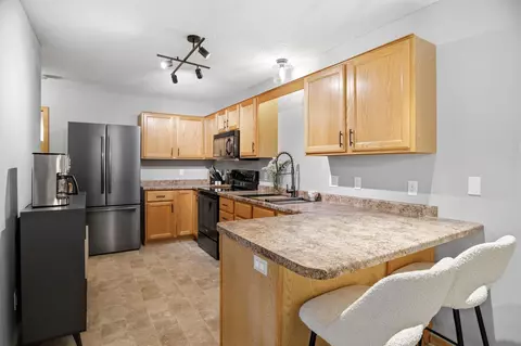 8854 Spring Ln, Woodbury, MN 55125