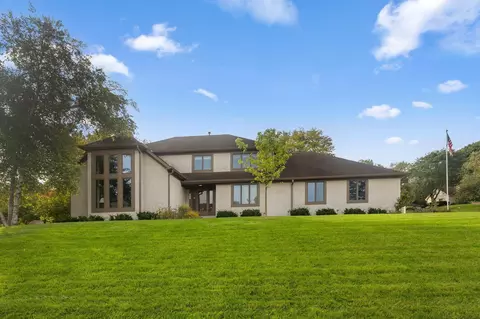 525 Sycamore Cir, Plymouth, MN 55441