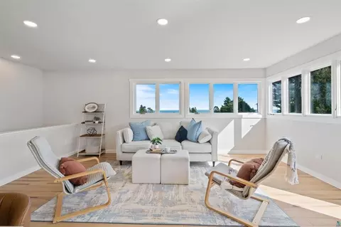 Living - 1634 Cliff Ave, Duluth, MN 55811 photo 2 of 5