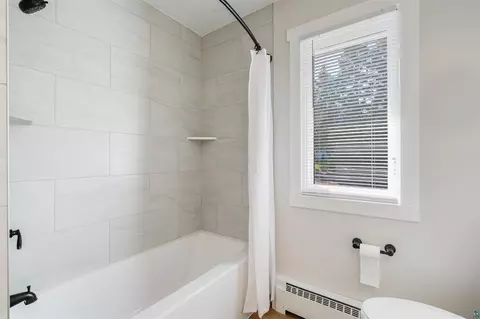Bath - 1634 Cliff Ave, Duluth, MN 55811 photo 2 of 3