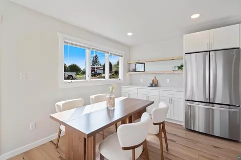 Dining - 1634 Cliff Ave, Duluth, MN 55811 photo 1 of 2