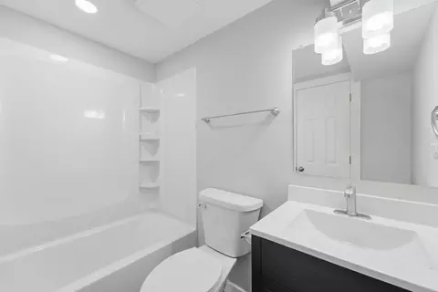 Bath - 1107 11th Ave SE, Saint Cloud, MN 56304 photo 2 of 2