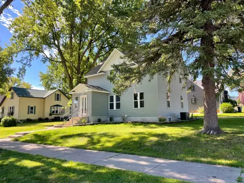 Exterior - 104 S Park Ave, Springfield, MN 56087 photo 5 of 9