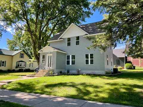 Exterior - 104 S Park Ave, Springfield, MN 56087 photo 2 of 9