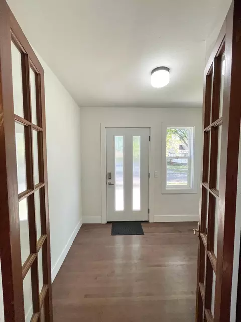 Entry Way - 104 S Park Ave, Springfield, MN 56087 photo 3 of 8