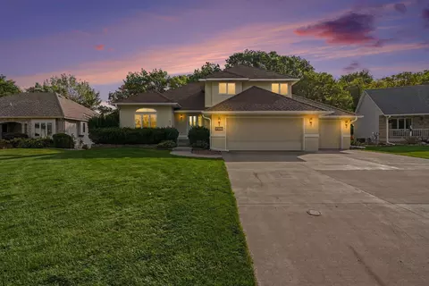2177 Hynes Ave N, Oakdale, MN 55128