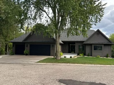 550 Pine Ridge Ct, New Richmond, WI 54017