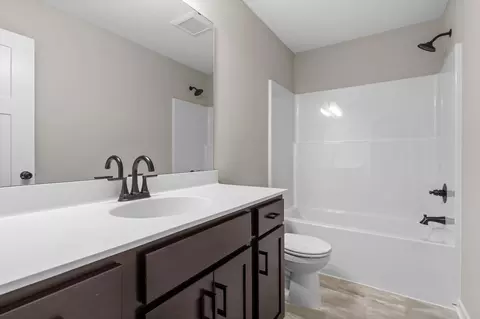 Bath - 1902 Maple Leaf Ln, Litchfield, MN 55355 photo 4 of 5