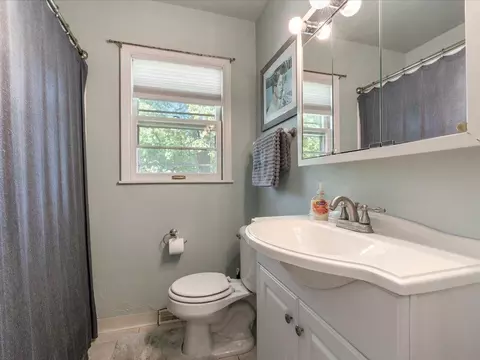 Bath - 1218 9th Ave NE, Brainerd, MN 56401 photo 1 of 2