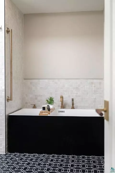 Bath - 2207 Heather Ave, Duluth, MN 55803 photo 1 of 14