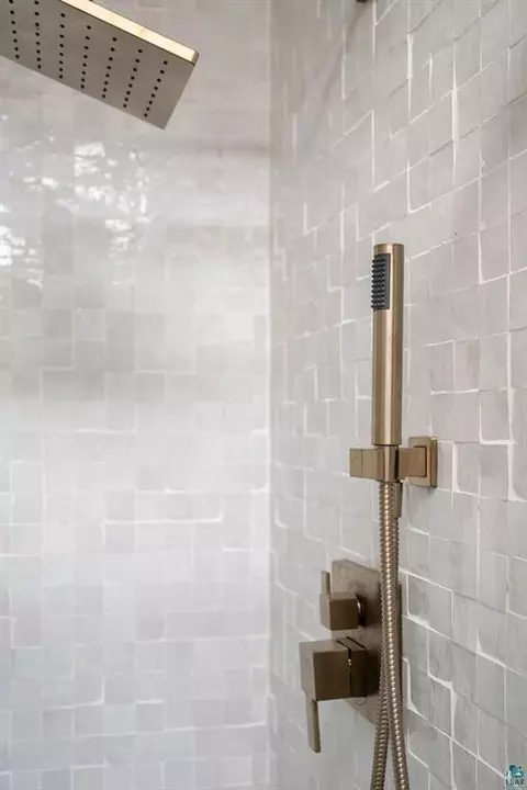 Bath - 2207 Heather Ave, Duluth, MN 55803 photo 12 of 14