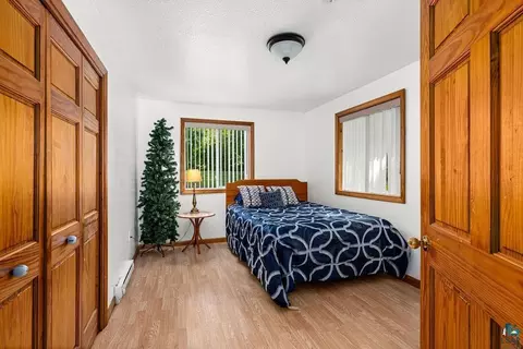 Bedroom - 5466 Jean Duluth Rd, Duluth, MN 55803 photo 2 of 5