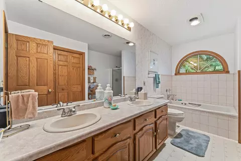 Bath - 101 Park Ln, Kenyon, MN 55946 photo 3 of 6