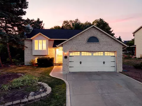 2824 Mckinley Dr, Woodbury, MN 55125