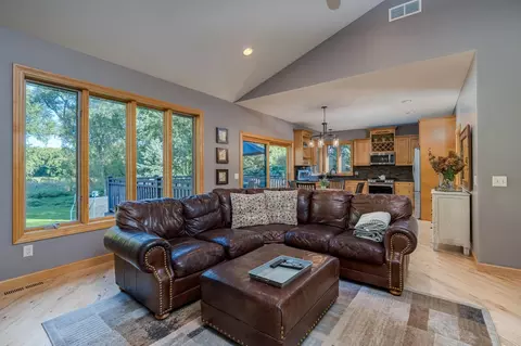 Living - 44229 Willow Rd, Saint Peter, MN 56082 photo 2 of 6