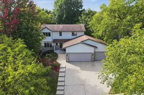 2112 Parkwood Hills Dr NE, Rochester, MN 55906