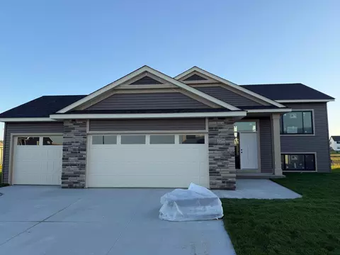 2219 Elk Run Dr SE, Pine Island, MN 55963