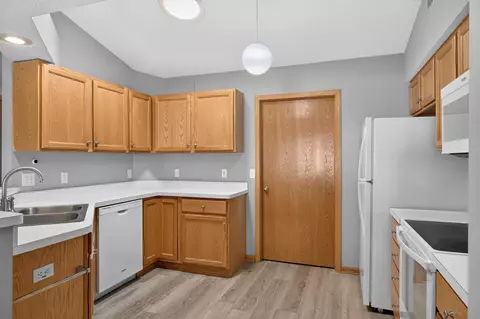 Kitchen - 9254 Prairieview Trl N, Champlin, MN 55316 photo 4 of 5