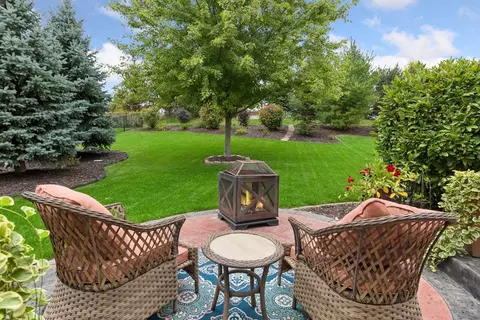 2442 Lacy Ln, Victoria, MN 55386