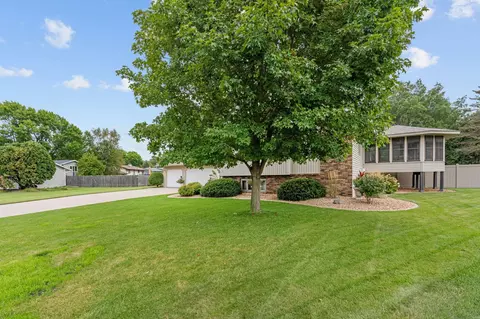 Exterior - 4760 Larson Rd, Shoreview, MN 55126 photo 6 of 14