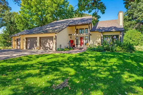 1265 Rolling Oaks Ln NW, Hutchinson, MN 55350