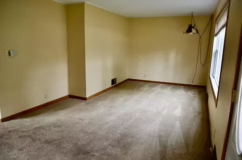 Living - 1069 Pine St, Ocheyedan, IA 51354 photo 3 of 5