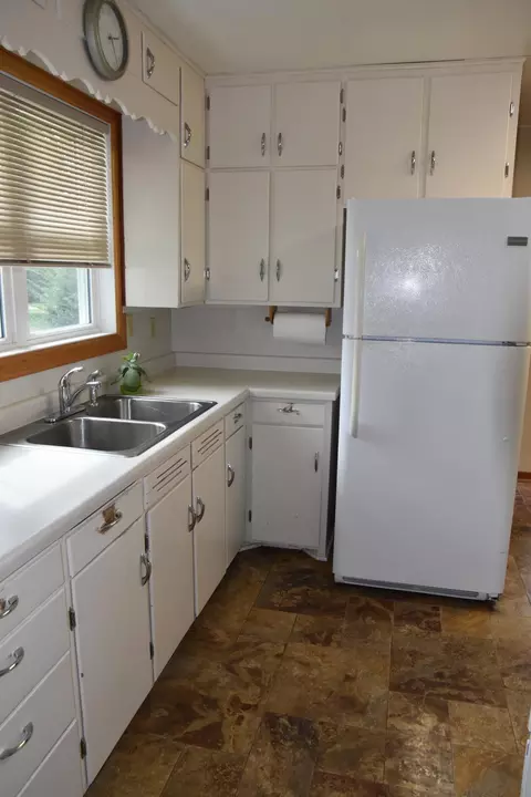 Kitchen - 1069 Pine St, Ocheyedan, IA 51354 photo 2 of 4