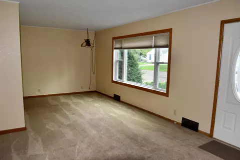 Living - 1069 Pine St, Ocheyedan, IA 51354 photo 2 of 5