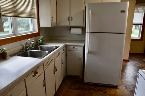 Kitchen - 1069 Pine St, Ocheyedan, IA 51354 photo 3 of 4
