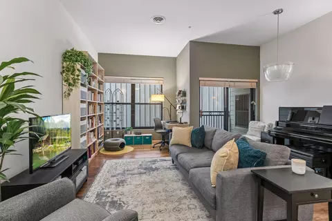 270 4th St E #207, Saint Paul, MN 55101