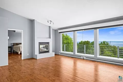 Living - 1002 Martha St, Duluth, MN 55805 photo 4 of 17