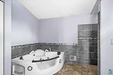 Bath - 1002 Martha St, Duluth, MN 55805 photo 2 of 6