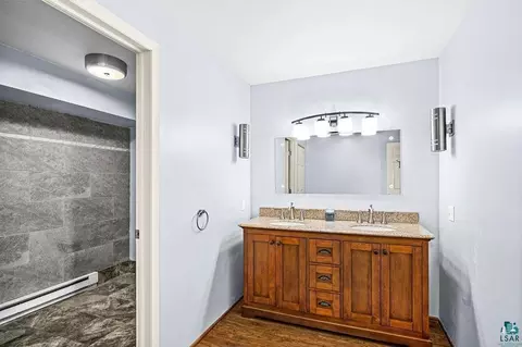 Bath - 1002 Martha St, Duluth, MN 55805 photo 5 of 6