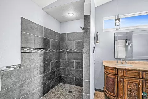 Bath - 1002 Martha St, Duluth, MN 55805 photo 3 of 6