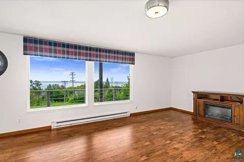 Living - 1002 Martha St, Duluth, MN 55805 photo 13 of 17