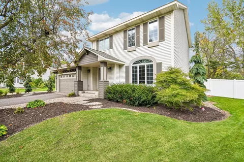 1075 Fallbrook Ln, Woodbury, MN 55125