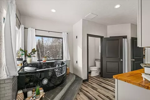 Bath - 1430 Stoney Point Dr, Duluth, MN 55804 photo 8 of 9