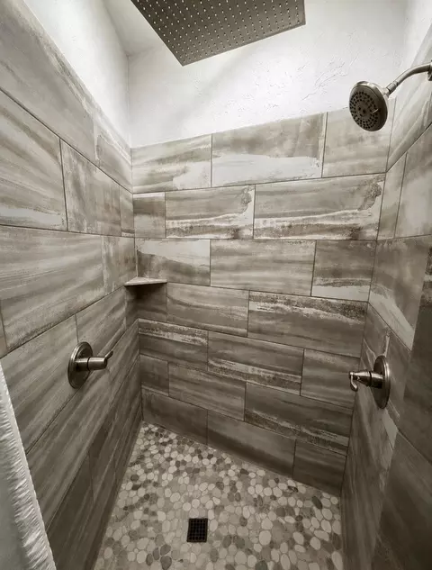 Bath - 1430 Stoney Point Dr, Duluth, MN 55804 photo 7 of 9