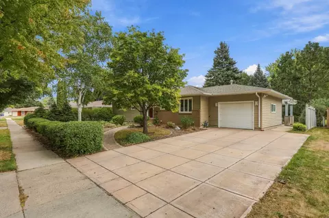2831 Edgewood Dr N, Fargo, ND 58102