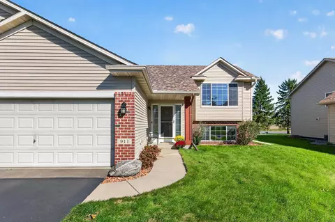 911 Cobblestone Ln, Belle Plaine, MN 56011
