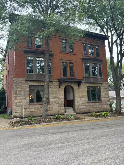 110 Saint Albans St N #3, Saint Paul, MN 55104