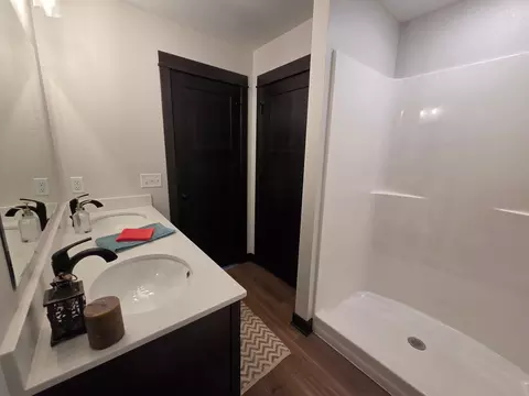 Bath - 1088 Cullen St, Saint Peter, MN 56082 photo 4 of 5