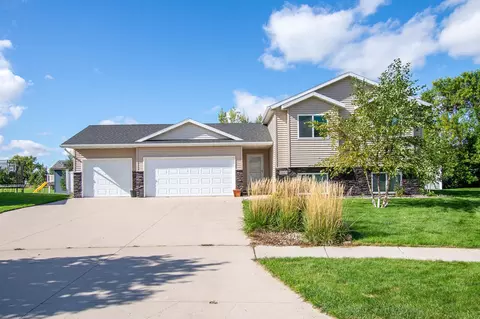 5883 Autumn Dr S, Fargo, ND 58104
