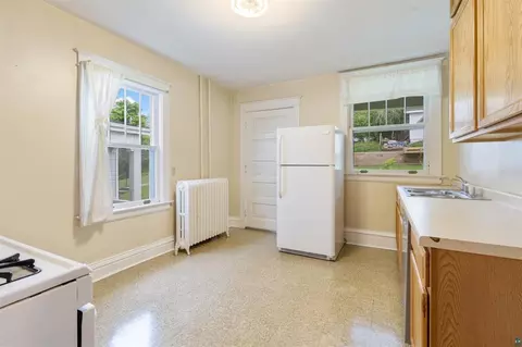 Kitchen - 1415 E 4th St, Duluth, MN 55805 photo 4 of 6